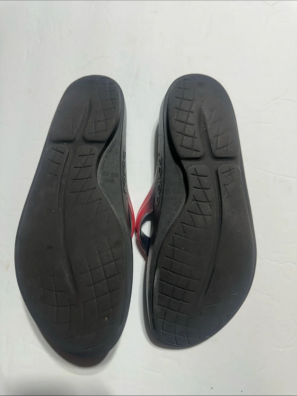 OOFOS OOlala Black & Red Foam Flip Sandals - Crocs Style size W11 comfortable - Picture 6 of 7